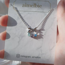 Load image into Gallery viewer, Petit Ribbon Wreath Necklace - Silver