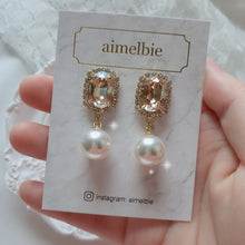 Load image into Gallery viewer, Elegant Oval Crystal and Pearl Earrings - Golden Shadow (ITZY Chaeryeong Earrings)