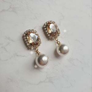 Elegant Oval Crystal and Pearl Earrings - Golden Shadow (ITZY Chaeryeong Earrings)