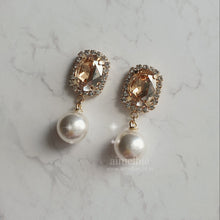 Load image into Gallery viewer, Elegant Oval Crystal and Pearl Earrings - Golden Shadow (ITZY Chaeryeong Earrings)