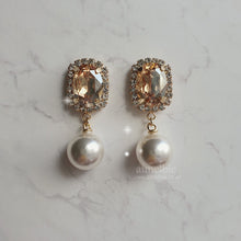 Load image into Gallery viewer, Elegant Oval Crystal and Pearl Earrings - Golden Shadow (ITZY Chaeryeong Earrings)