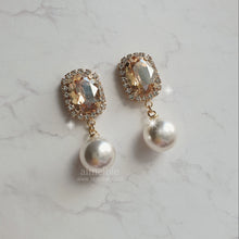 Load image into Gallery viewer, Elegant Oval Crystal and Pearl Earrings - Golden Shadow (ITZY Chaeryeong Earrings)