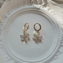 Load image into Gallery viewer, Diamond Petals Huggies Earrings - Gold