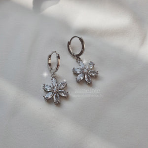 [Aespa Giselle, Kep1er Chaehyun Earrings] Diamond Petals Huggies Earrings - Silver