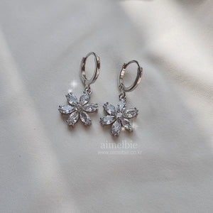 [Aespa Giselle, Kep1er Chaehyun Earrings] Diamond Petals Huggies Earrings - Silver