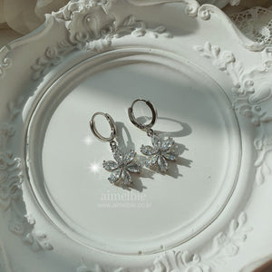 [Aespa Giselle, Kep1er Chaehyun Earrings] Diamond Petals Huggies Earrings - Silver