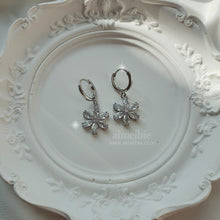 Load image into Gallery viewer, [Aespa Giselle, Kep1er Chaehyun Earrings] Diamond Petals Huggies Earrings - Silver