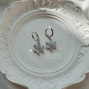 [Aespa Giselle, Kep1er Chaehyun Earrings] Diamond Petals Huggies Earrings - Silver