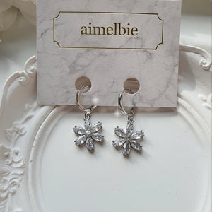 [Aespa Giselle, Kep1er Chaehyun Earrings] Diamond Petals Huggies Earrings - Silver