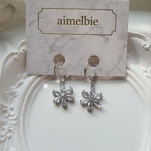 [Aespa Giselle, Kep1er Chaehyun Earrings] Diamond Petals Huggies Earrings - Silver