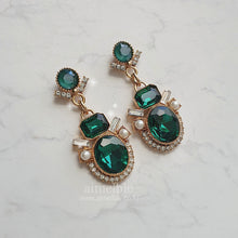 Load image into Gallery viewer, Antique Green Queen Earrings