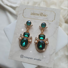 Load image into Gallery viewer, Antique Green Queen Earrings
