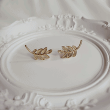Load image into Gallery viewer, Laurel Leaves Earrings