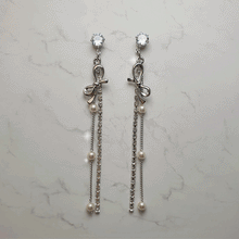 Load image into Gallery viewer, Ribon and Crystal Drops Earrings - Silver