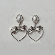 Load image into Gallery viewer, Sweet Heart Earrings - Silver (Kep1er Yeseo, Mashiro, Dreamcatcher Handong Earrings)