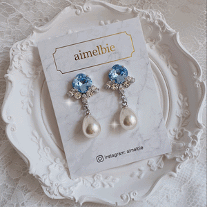 Cushion Square crystal earrings - Light Sapphire
