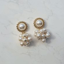 Load image into Gallery viewer, Pearl Bouquet Earrings - Antique ver. (Kep1er Chaehyun Earrings)