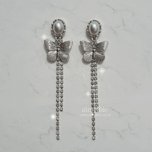 Load image into Gallery viewer, Urban Chic Butterfly Earrings (Kep1er Yeseo, LOONA Yves, Dreamcatcher Yoohyeon, Jiyu Earrings)