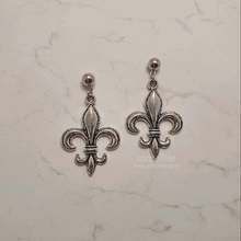 Load image into Gallery viewer, Fleur-de-lis Earrings