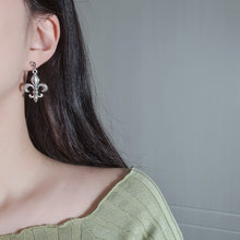 Load image into Gallery viewer, Fleur-de-lis Earrings