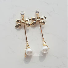 Load image into Gallery viewer, There&#39;s a Kitty Earrings (Weeekly Sujin, Weki Mei Sei Earrings)