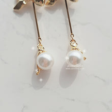Load image into Gallery viewer, There&#39;s a Kitty Earrings (Weeekly Sujin, Weki Mei Sei Earrings)