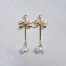 Load image into Gallery viewer, There&#39;s a Kitty Earrings (Weeekly Sujin, Weki Mei Sei Earrings)