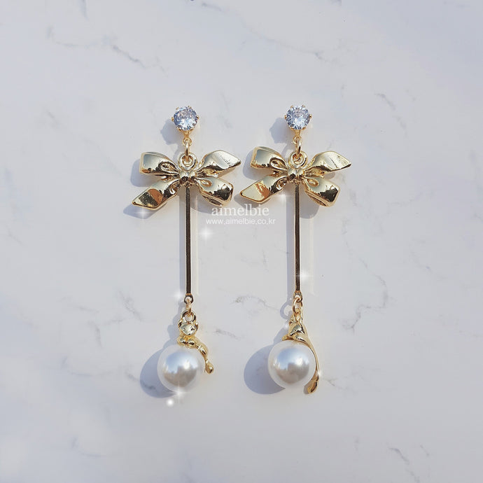 There's a Kitty Earrings (Weeekly Sujin, Weki Mei Sei Earrings)