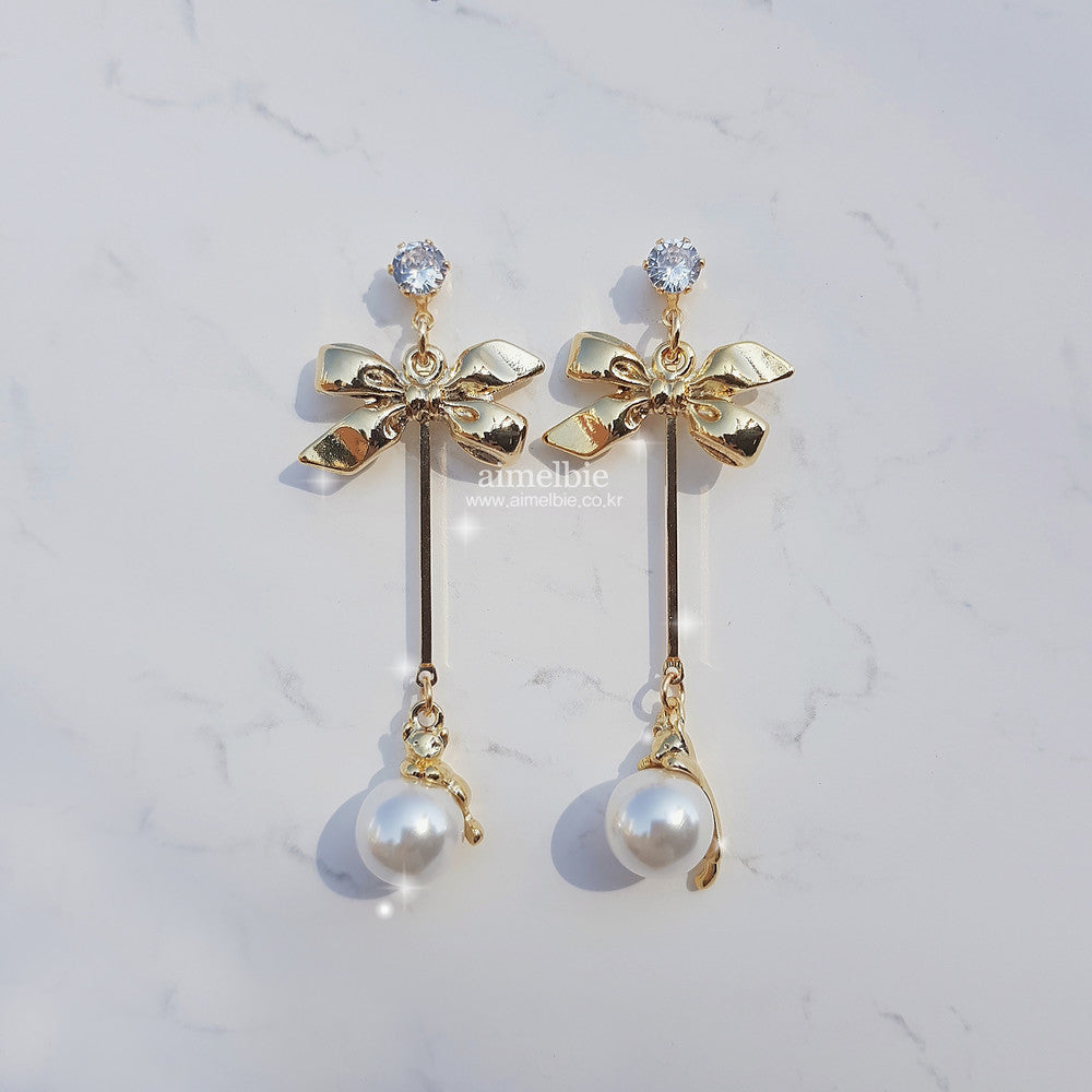 There's a Kitty Earrings (Weeekly Sujin, Weki Mei Sei Earrings)