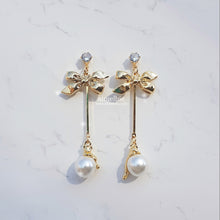 Load image into Gallery viewer, There&#39;s a Kitty Earrings (Weeekly Sujin, Weki Mei Sei Earrings)