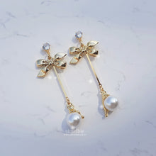 Load image into Gallery viewer, There&#39;s a Kitty Earrings (Weeekly Sujin, Weki Mei Sei Earrings)