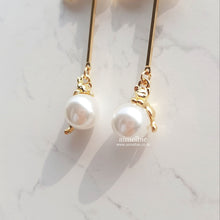 Load image into Gallery viewer, There&#39;s a Kitty Earrings (Weeekly Sujin, Weki Mei Sei Earrings)