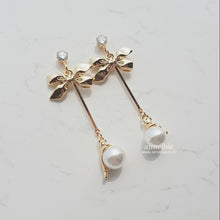Load image into Gallery viewer, There&#39;s a Kitty Earrings (Weeekly Sujin, Weki Mei Sei Earrings)