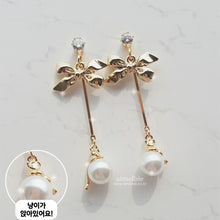 Load image into Gallery viewer, There&#39;s a Kitty Earrings (Weeekly Sujin, Weki Mei Sei Earrings)