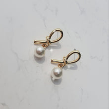 Load image into Gallery viewer, Daily Gold Ribbon Earrings (SBS News Anchor Sumin Kim&#39;s earrings)
