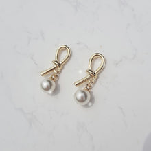 Load image into Gallery viewer, Daily Gold Ribbon Earrings (SBS News Anchor Sumin Kim&#39;s earrings)