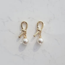 Load image into Gallery viewer, Daily Gold Ribbon Earrings (SBS News Anchor Sumin Kim&#39;s earrings)