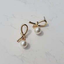 Load image into Gallery viewer, Daily Gold Ribbon Earrings (SBS News Anchor Sumin Kim&#39;s earrings)