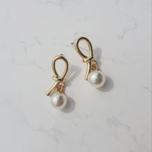 Load image into Gallery viewer, Daily Gold Ribbon Earrings (SBS News Anchor Sumin Kim&#39;s earrings)