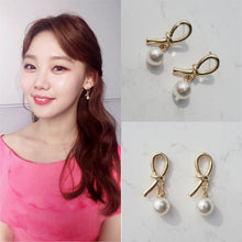 Load image into Gallery viewer, Daily Gold Ribbon Earrings (SBS News Anchor Sumin Kim&#39;s earrings)
