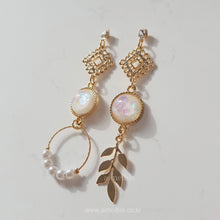 Load image into Gallery viewer, The Ancient White Planet Earrings (Weki Meki Rina, Suyeon Earrings)