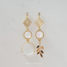 Load image into Gallery viewer, The Ancient White Planet Earrings (Weki Meki Rina, Suyeon Earrings)