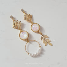 Load image into Gallery viewer, The Ancient White Planet Earrings (Weki Meki Rina, Suyeon Earrings)