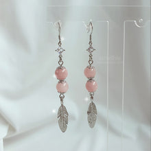 Load image into Gallery viewer, Rosy Feather Earrings (fromis_9 Jiwon, LOONA Olivia Hye Earrings)