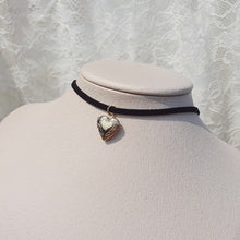 Load image into Gallery viewer, Vintage Heart Locket Choker (&#39;Nevertheless Hyeji Yang, IVE Yujin, Rocketpunch Dahyun choker)