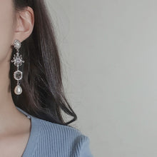 Load image into Gallery viewer, [X:IN Nova, STAYC J, Everglow Sihyeon Earrings] Magical Moon Earrings