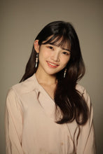 Load image into Gallery viewer, Rosy Feather Earrings (fromis_9 Jiwon, LOONA Olivia Hye Earrings)