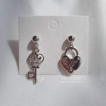 Load image into Gallery viewer, Silver Heart Key Earrings (STAYC Seeun, Sieun, Dreamcatcher Gahyun Earrings)