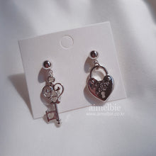Load image into Gallery viewer, Silver Heart Key Earrings (STAYC Seeun, Sieun, Dreamcatcher Gahyun Earrings)