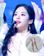 Load image into Gallery viewer, Rosy Feather Earrings (fromis_9 Jiwon, LOONA Olivia Hye Earrings)